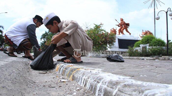 Warga Bersihkan Kerak Lilin di Trotoar Jalan Diponegoro