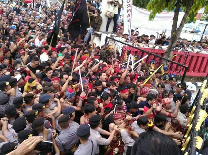 Demo Tolak Fahri Hamzah di Manado Berujung Bentrok