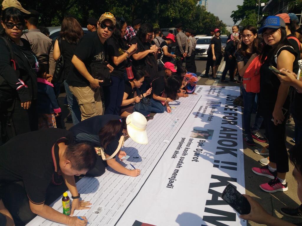 FPI Cegat Aksi Seribu Lilin untuk Ahok di Makassar