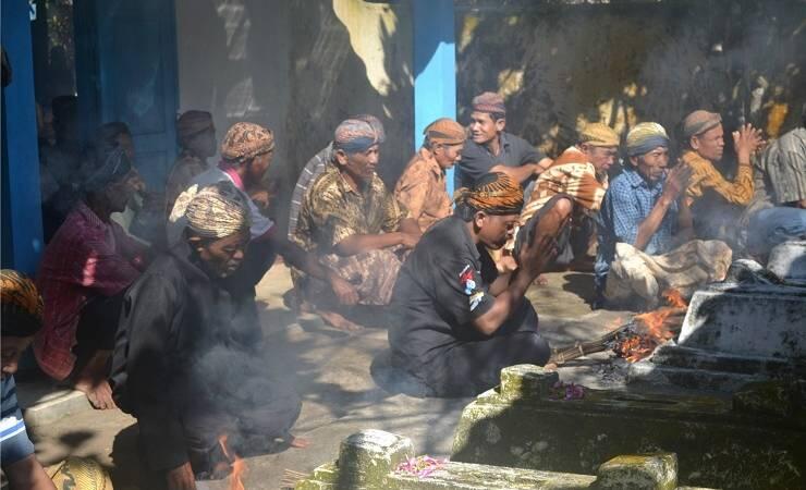 Jelang Ramadan, Penganut Kejawen di Cilacap Menggelar Sadran Sumur