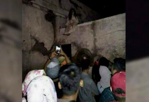 SEREM ! Penampakan Sosok Kuntilanak di Atap Gereja Bikin Geger Warga