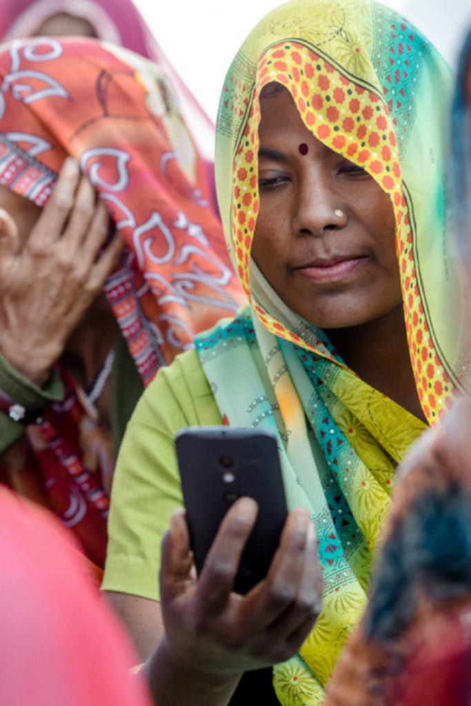 Tradisi India Melarang Wanita yang Belum Menikah Menggunakan Ponsel, Kenapa ya?