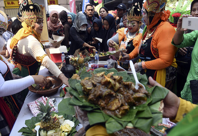 Yuk Intip, Sejarah &amp; Tradisi Lestari dalam Festival Rujak Uleg Surabaya