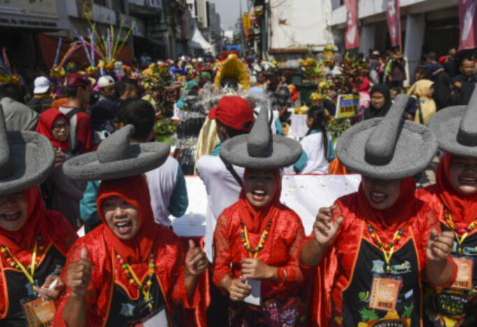 Yuk Intip, Sejarah &amp; Tradisi Lestari dalam Festival Rujak Uleg Surabaya