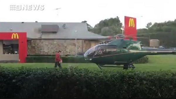 Gokil Nih Orang, Beli Burger Aja Pakai Helikopter!