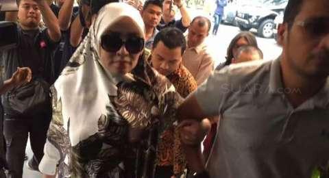 Pakai Kerudung, Firza Husein Akhirnya Datangi Polda Metro Jaya