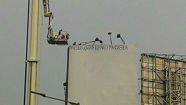 Foto Billboard Bertuliskan Presiden Biadab Khianati Pancasila Dibagikan 1.000 Kal