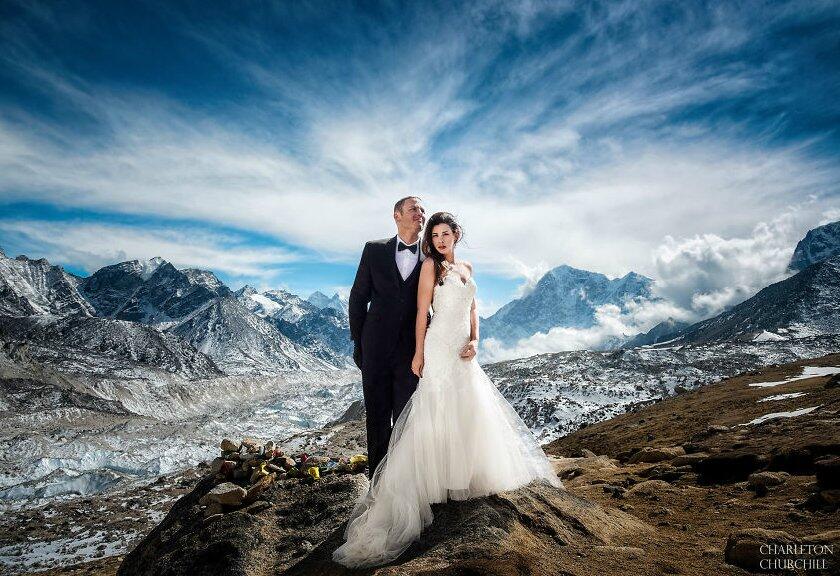 Pasangan Ini Menikah di Puncak Everest, Foto-Fotonya Bikin Ngiri