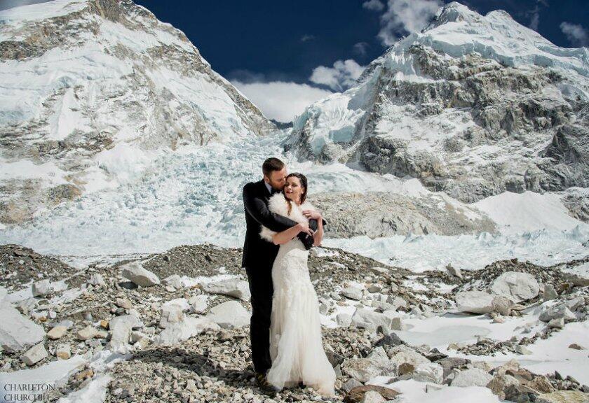 Pasangan Ini Menikah di Puncak Everest, Foto-Fotonya Bikin Ngiri