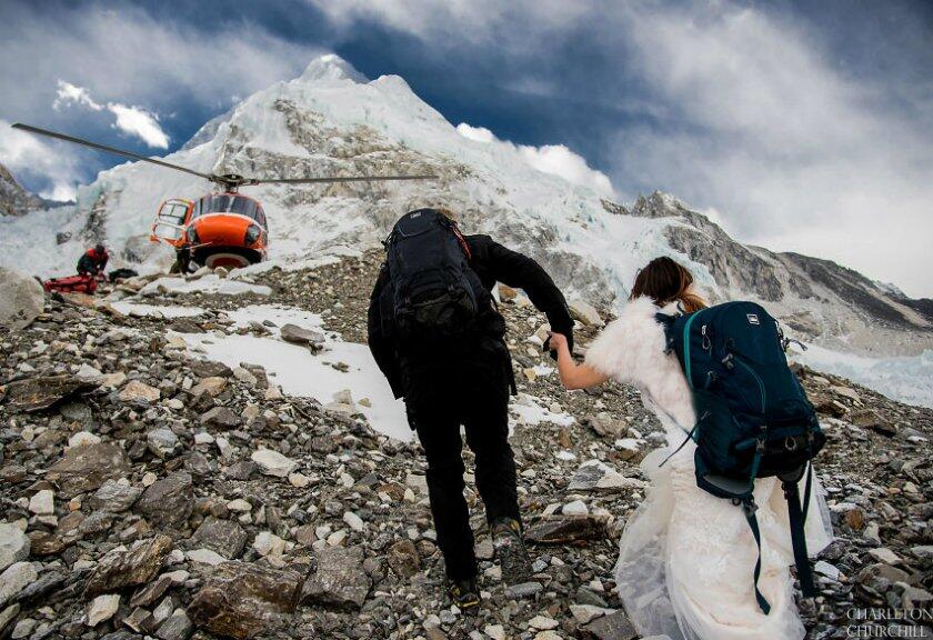 Bikin Ngiri, Pasangan Ini Menikah di Puncak Everest