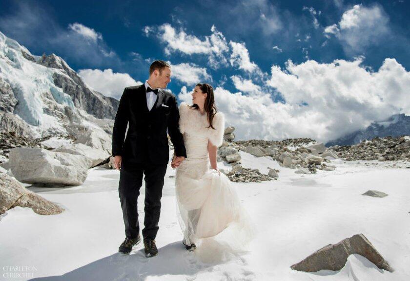 Bikin Ngiri, Pasangan Ini Menikah di Puncak Everest