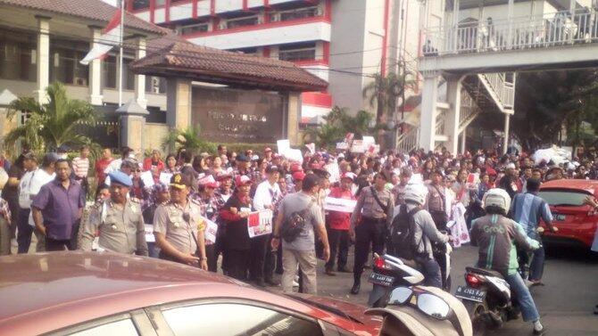 Massa pro Ahok rantai tangan di depan Pengadilan Tinggi Jakarta