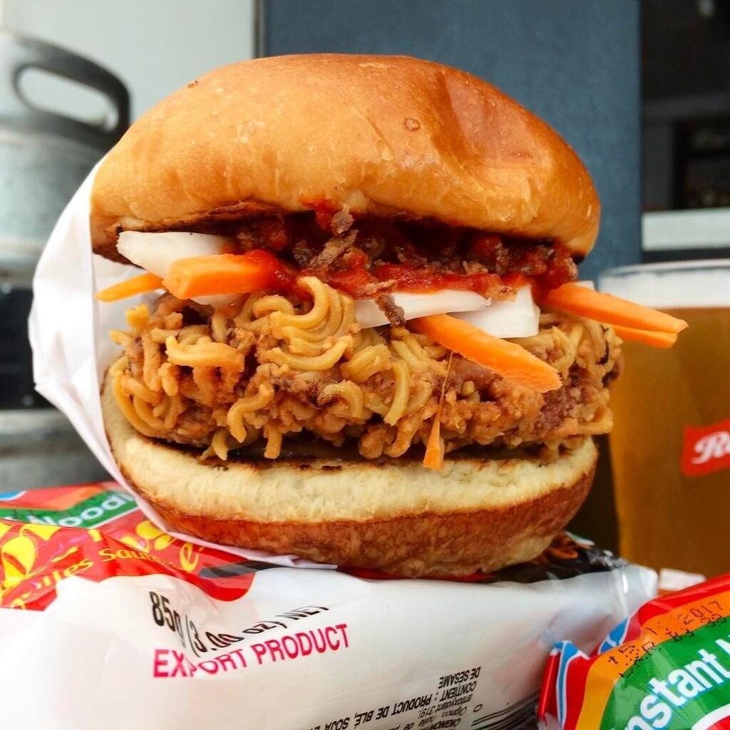 Wow, Restoran Australia Ini Sajikan Burger Isi Indomie Goreng