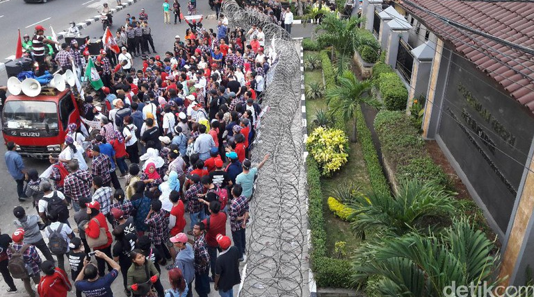 Massa Pro-Ahok Kembali Gelar Aksi di Depan PT DKI