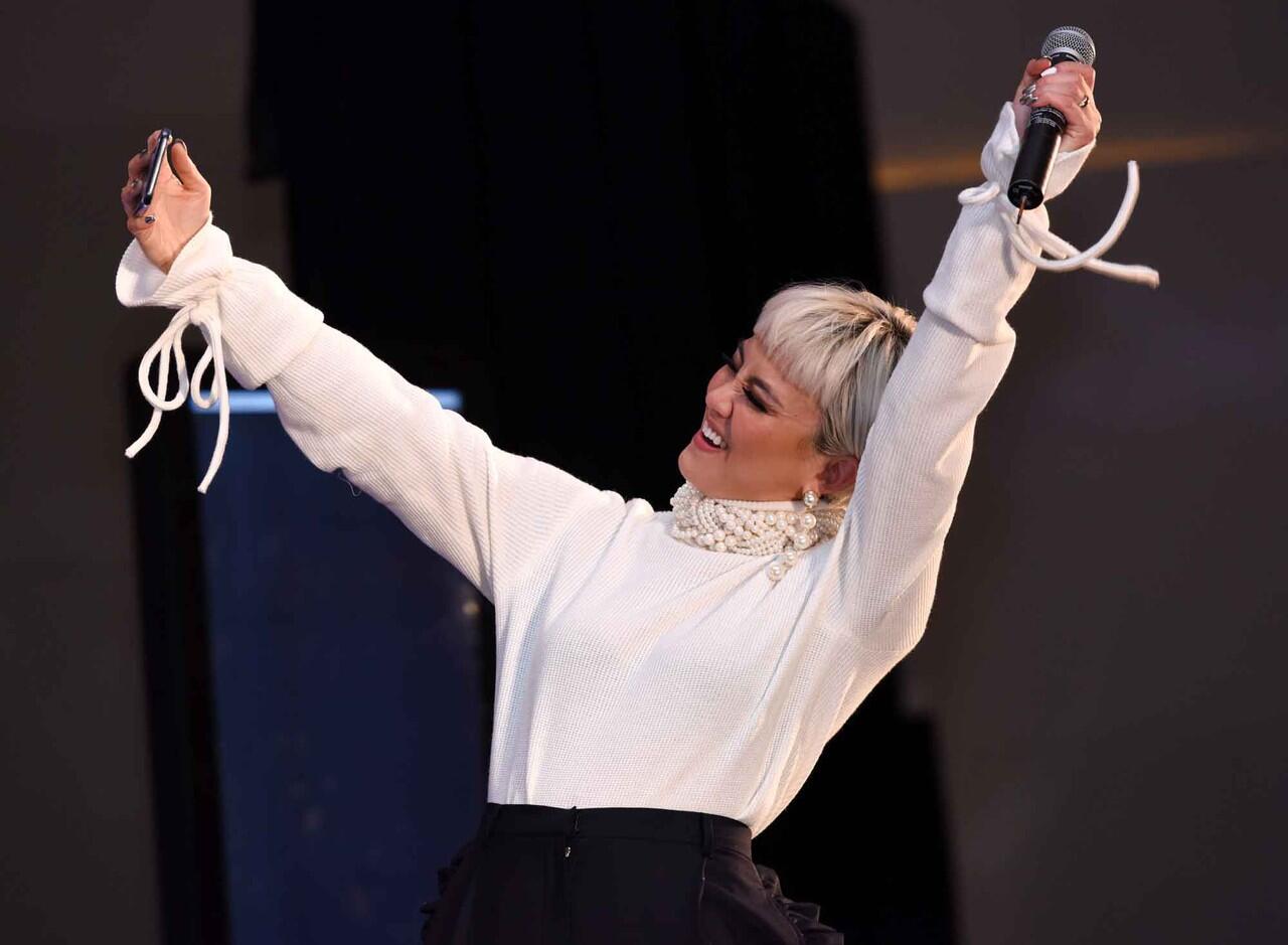 Agnez Monica Luncurin Aplikasi Mobile