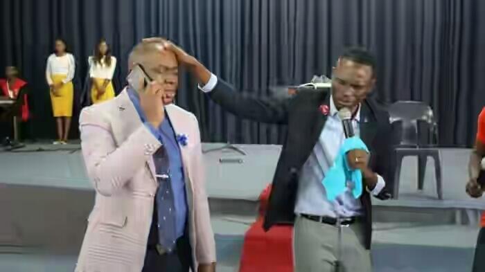 Pastor Zimbabwe Ini Mengaku Punya Nomor Telepon Pribadi Tuhan