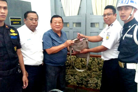 Temukan Ribuan Dollar, Pramusaji Stasiun Kroya Kembalikan ke Pemiliknya