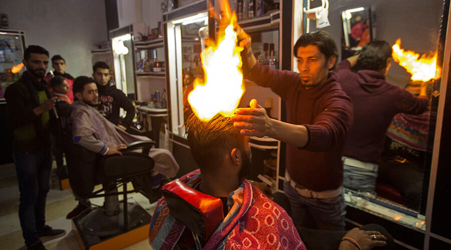 Ngeri! Tukang Cukur Ini Bakar Rambut Pelanggannya. Kok Bisa?