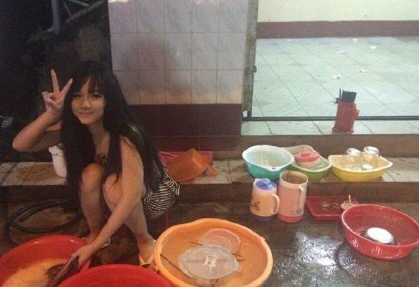 Viral, Gadis Cantik Ini Jadi Tukang Cuci Piring, Kok Bisa?