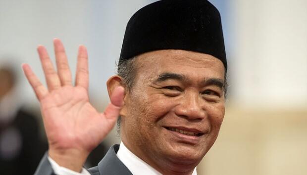 Siswa Sekolah Wajib Nyanyikan Indonesia Raya Tiga Stanza