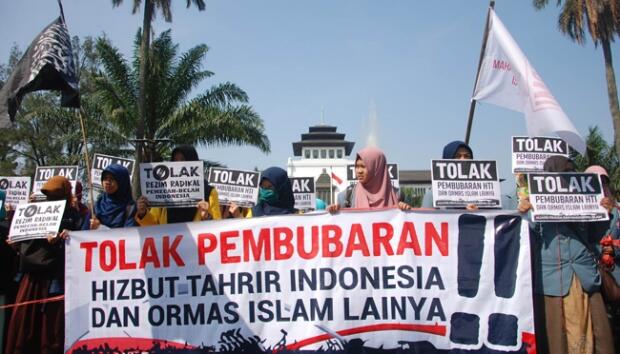Para Pemuda Islam Ini Berdemo Bela Ulama dan Tolak HTI Dibubarkan