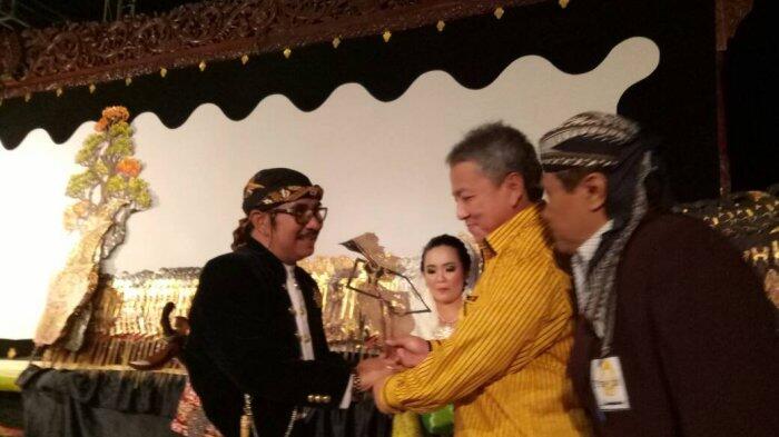 Ribuan Orang Hadiri Wayang yang Dihadirkan Oleh Arinal Djunaidi