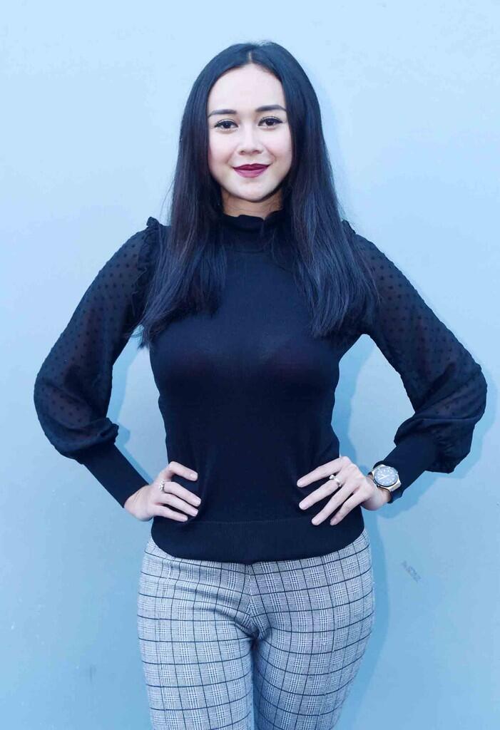 AURA KASIH, aduuhh bajunya kok Tembus Pandang