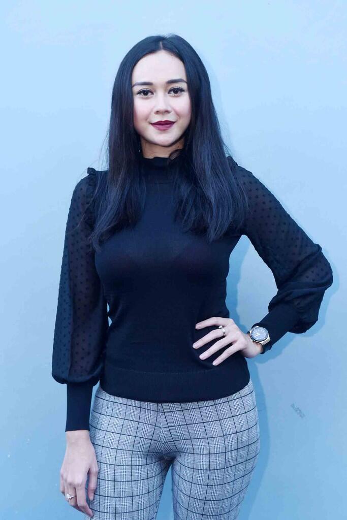 AURA KASIH, aduuhh bajunya kok Tembus Pandang