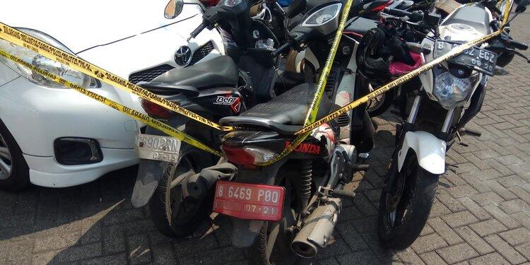 Di lokasi pesta seks gay ada motor pelat merah ikut digaris polisi