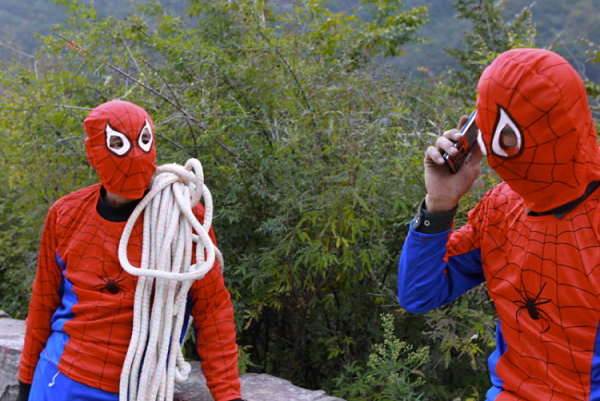 Keren Deh Aksi Para Spiderman Pembersih Gunung Ini