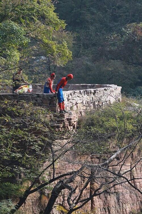 Keren Deh Aksi Para Spiderman Pembersih Gunung Ini