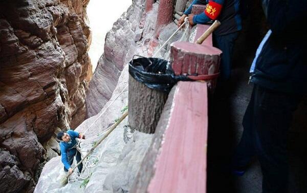 Keren Deh Aksi Para Spiderman Pembersih Gunung Ini