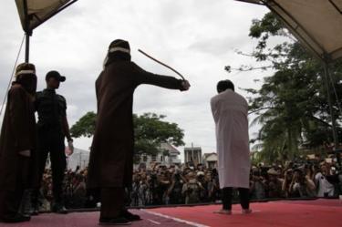 Pencambukan Gay di Aceh Berlangsung Dalam Sorakan