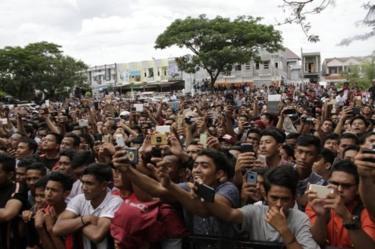 Pencambukan Gay di Aceh Berlangsung Dalam Sorakan