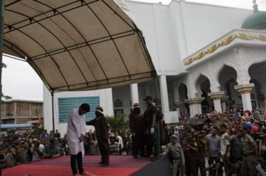 Pencambukan Gay di Aceh Berlangsung Dalam Sorakan