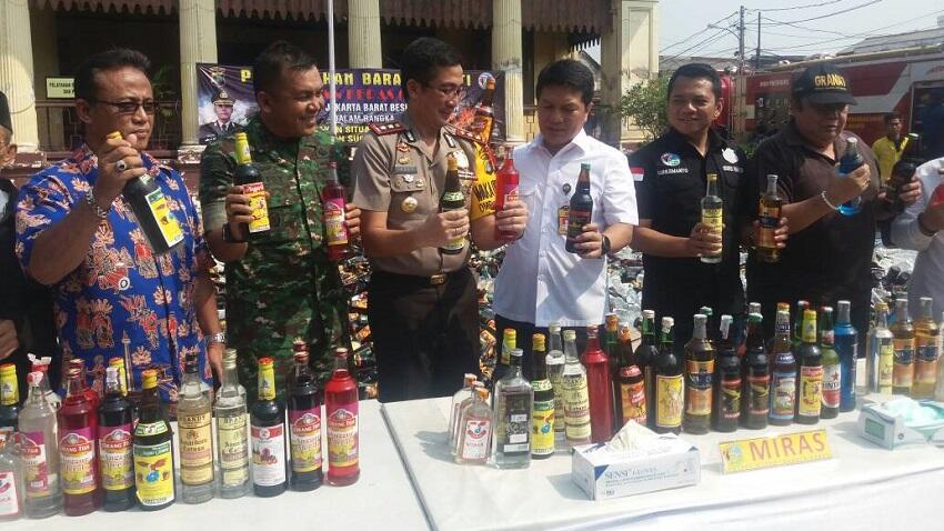 Sucikan Ramadhan, Polres Jakbar musnahkan 20000 botol miras