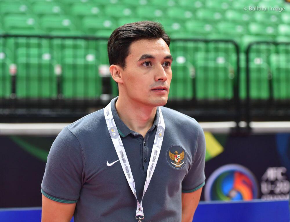 Pelatih futsal YORI VAN DER TOREN bikin cewek Thailand gagal fokus