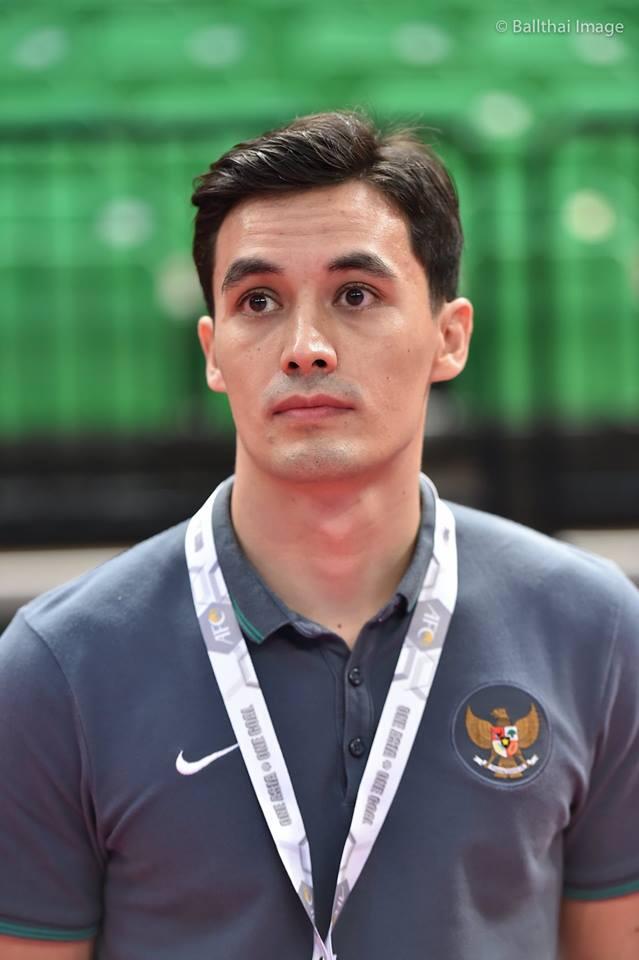 Pelatih futsal YORI VAN DER TOREN bikin cewek Thailand gagal fokus