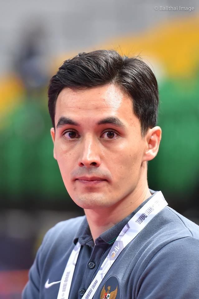 Pelatih futsal YORI VAN DER TOREN bikin cewek Thailand gagal fokus