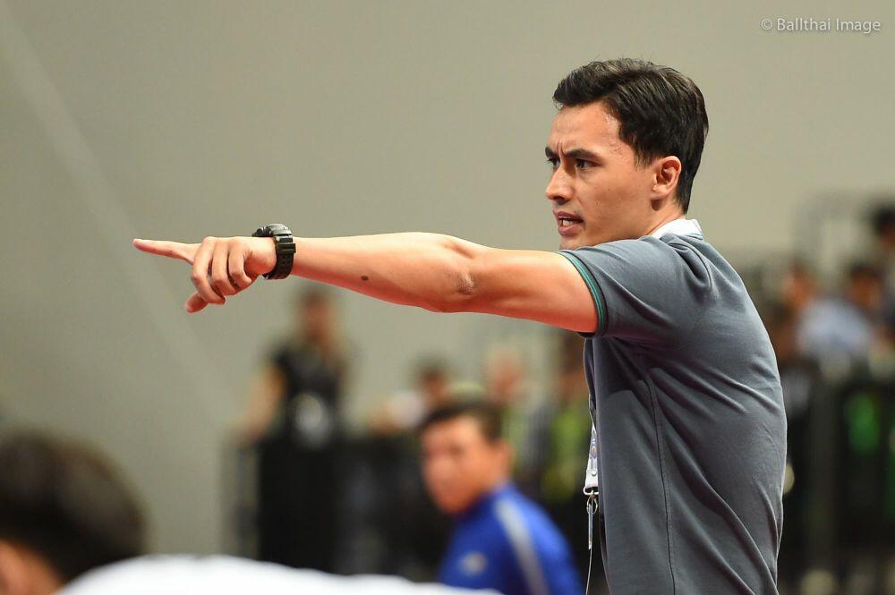 Pelatih futsal YORI VAN DER TOREN bikin cewek Thailand gagal fokus