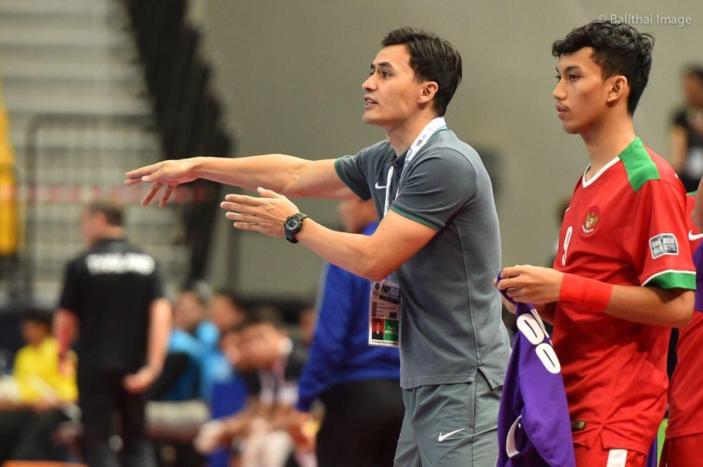 Pelatih futsal YORI VAN DER TOREN bikin cewek Thailand gagal fokus