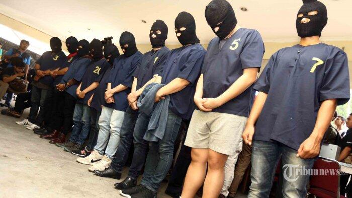 Di Lantai-lantai Ini Para Gay Nonton Striptis Lalu Melakukan Hubungan Sesama Jenis