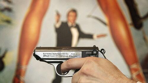 Senjata dan Gadget Tercanggih James Bond versi Roger Moore