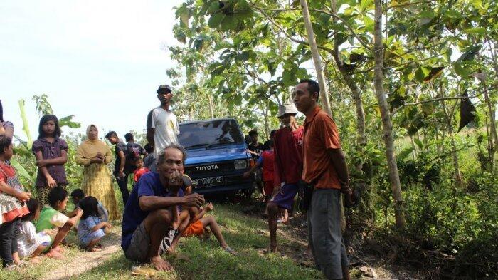 Turunkan 6 Orang Berbadan Besar, Andung Baru Sadar Mobilnya di Tengah Hutan Jati