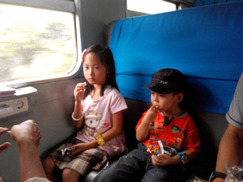 6 Tips nyaman membawa anak travelling naik kereta api