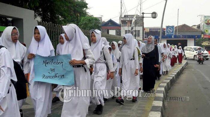 Pawai Ramadhan Ribuan Pelajar Sindir Penjual Makanan, Baca Tulisan Di Posternya