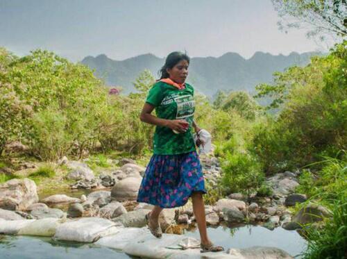 Pakai Rok dan Sandal Karet, Wanita Ini Juara Lomba Ultramarathon 50 km