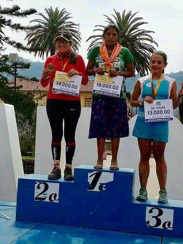 Pakai Rok dan Sandal Karet, Wanita Ini Juara Lomba Ultramarathon 50 km