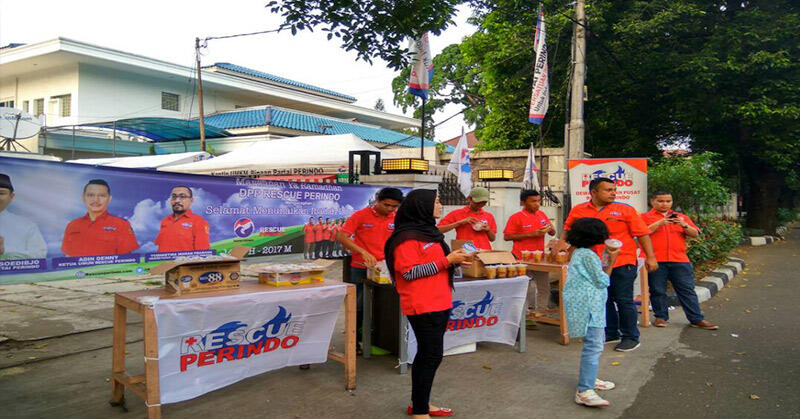 Bulan Ramadan, Rescue Perindo Bagi-Bagi Takjil di Jakarta