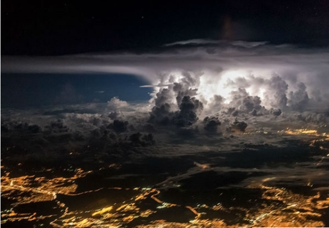 10 Foto Menakjubkan yang Diambil dari Dalam Pesawat